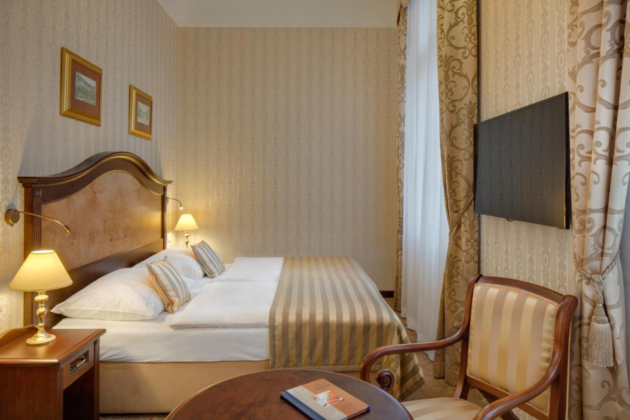 Ensana Nove Lazne Hotel มาเรียอานซเกลาซนี ภายนอก รูปภาพ