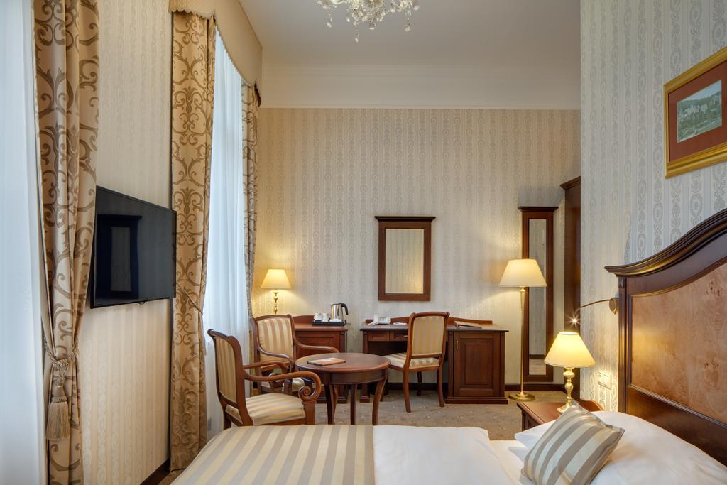 Ensana Nove Lazne Hotel มาเรียอานซเกลาซนี ภายนอก รูปภาพ